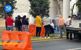 personas y policías en el lugar de un accidente