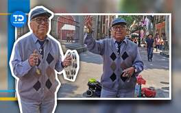 un señor bailando en la calle