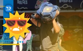una persona se cubre del sol con su mochila