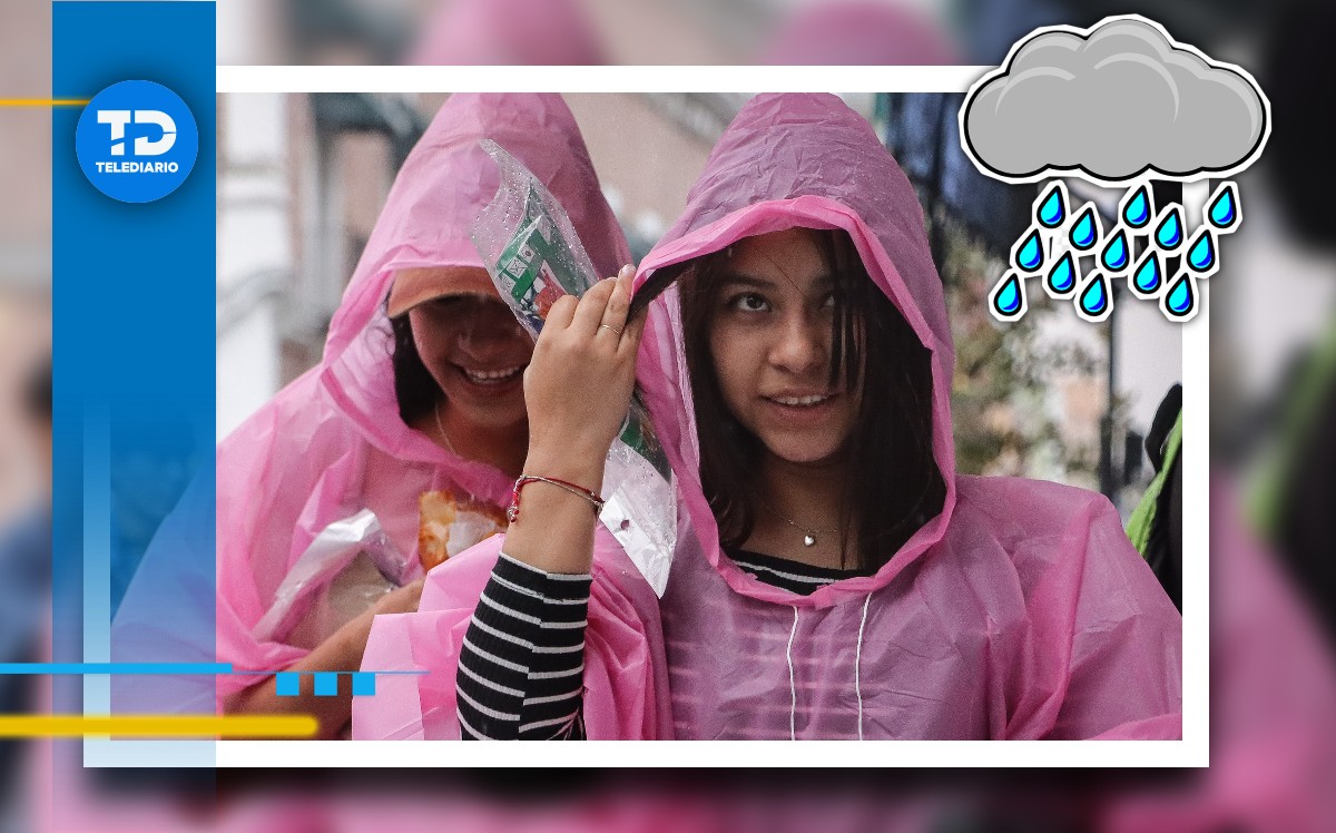 Transeúntes se resguardan del agua tras la fuerte lluvia en Puebla de este 24 de mayo / Agencia Es Imagen