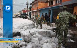militares retiran granizo de la calle