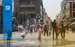 niños jugando en una fuente