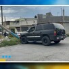 En un intento por salir huyendo, el hombre ignoró una señal de alto, por lo que terminó impactando un auto y derribando un poste de concreto.