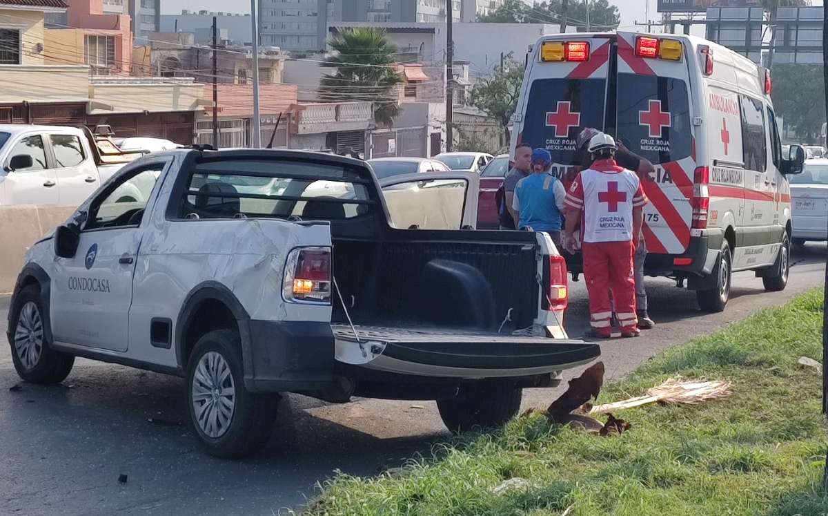 Volcadura de camioneta en avenida Alfonso Reyes. | Agustín Martínez