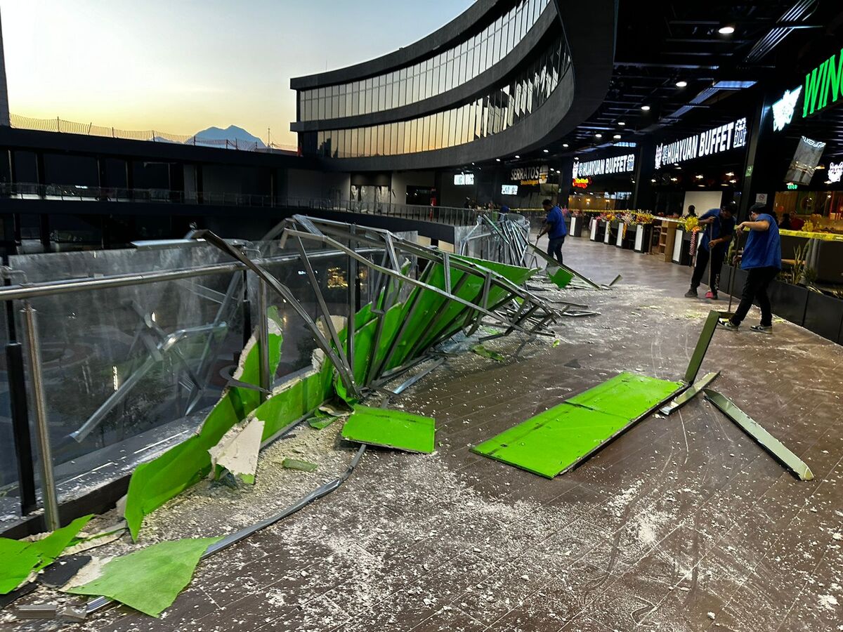 Se cae estructura metálica en plaza comercial / Mayte Villasana