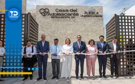 personas cortan un listón en una inauguración