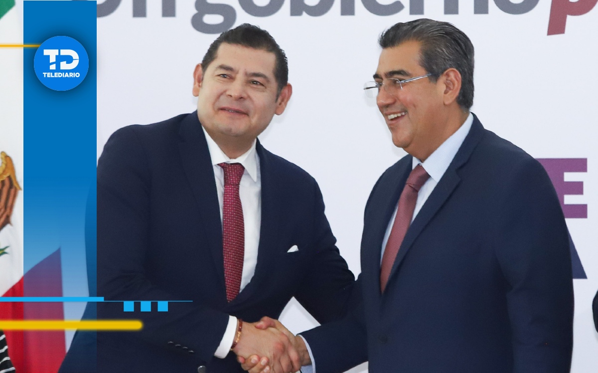 Sergio Salomón y Alejandro Armenta durante inicio de transición en gobierno de Puebla / Agencia Es Imagen