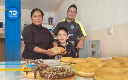 una familia vendiendo donas