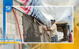 Ante el pronóstico de lluvias por la tormenta tropical Alberto, vecinos de la Ampliación Valle La Rosita se preparan con lonas para evitar goteras