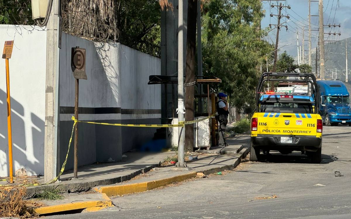 Hallan muerto a un hombre en plena banqueta en la colonia Del Norte en Monterrey. | Martín Ocañas