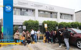 personas afuera de un edificio