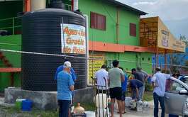 Un negocio brinda agua de lluvia recolectada a vecinos de la colonia Unidad Modelo en Monterrey.