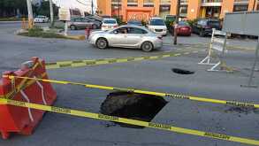 Socavón en avenida Constituyentes de Nuevo León