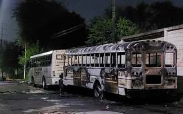 Un camión de seguridad privada fue consumido por el fuego en la colonia Obrera en Monterrey.