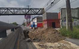 Un socavón sobre la avenida Bernardo Reyes en Monterrey provoca claros riesgos para los ciudadanos que transitan por la zona.