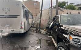 Un camión de la Ruta 224 chocó contra una camioneta sobre la avenida Chapultepec en el municipio de Monterrey.