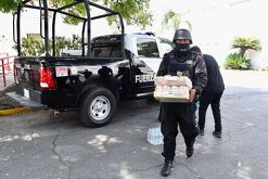 Fuerza Civil entrega víveres