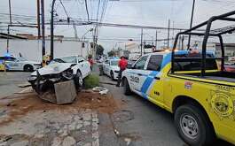 Un conductor destruyó su automóvil tras dormitar por una noche de fiesta en Monterrey.