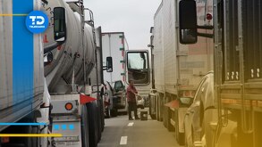 un conductor varado entre vehículos estacionados