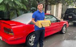 Ecovía proyecta fantasma vial y rompe cristal trasero de auto de joven en el municipio de Monterrey.