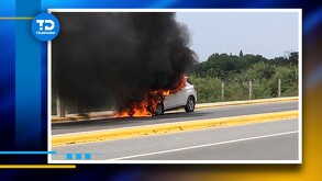 La mujer indicó que una chispa salió del frente de la camioneta y en pocos segundos ésta comenzó a incendiarse.