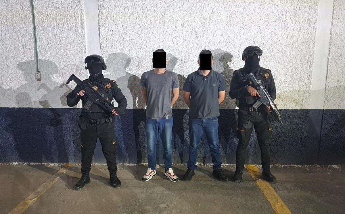 Los hombres fueron arrestados con un arma corta y dosis de droga.