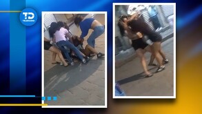 Dos jóvenes mujeres que presuntamente mantenían viejas rencillas tuvieron que ser separadas tras terminar en el suelo por una pelea.