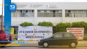 mantas afuera de un edificio donde se mantiene un plantón