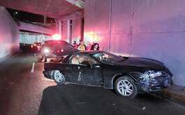 Un conductor chocó sobre el paso a desnivel de avenida Gonzalitos que conduce a la avenida Constitución en Monterrey.