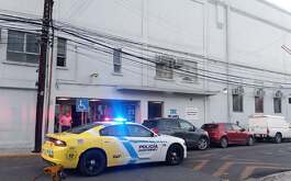 Un hombre fue rescatado por la Policía de Monterrey antes de caer de un edificio en el Centro.