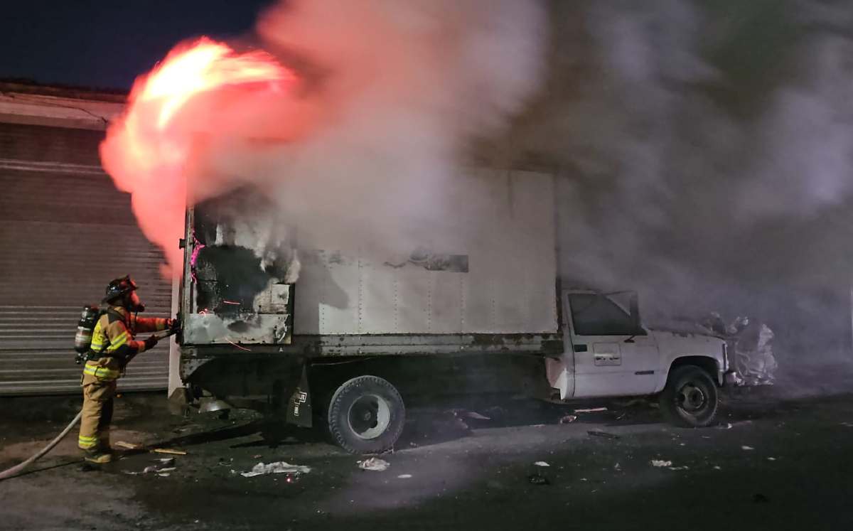 Los oficiales de la Policía de Monterrey realizaban el acordonamiento del camión que fue incendiado en el lugar. | Leyda Estrada