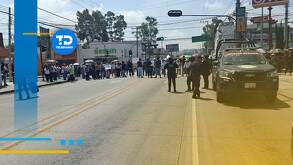 personas bloquean una calle