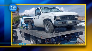 Agentes en medio de un operativo localizaron la camioneta mal estacionada, por lo que al verificar el número de serie se dieron cuenta de que tenía reporte de