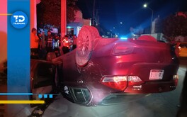 La noche del pasado domingo un joven que viajaba en su automóvil a exceso de velocidad terminó volteado sobre el pavimento