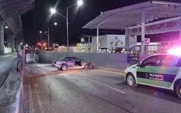Un conductor quedó lesionado tras un choque contra un camellón sobre la avenida Benito Juárez en Guadalupe.