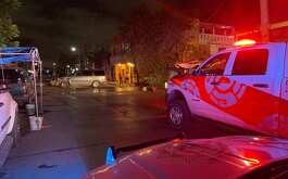 Una conductora chocó contra un poste y abandonó su camioneta en la colonia Topo Chico en Monterrey.