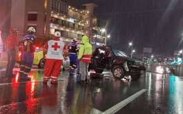 El conductor de una camioneta murió luego de chocar contra un muro sobre la avenida Paseo de los Leones en Monterrey.