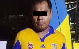 Un hombre a bordo de una motocicleta con placas colgadas fue detenido en la colonia Industrial en Monterrey.