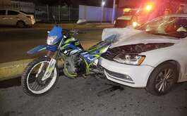Una pareja resultó lesionada luego de que la moto en la que viajaban fuera embestida por un auto en Monterrey.