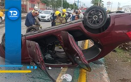 La mañana de este domingo una mujer sufrió un aparatoso accidente después de sufrir una crisis convulsiva mientras manejaba en Torreón