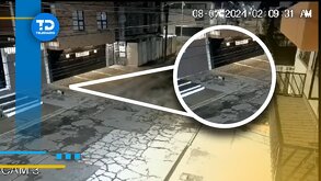 un bebé cae de un edificio