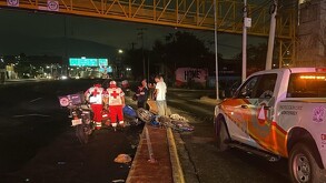 Motociclista resulta lesionado tras chocar contra camellón en avenida Raúl Rangel Frías
