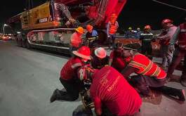 Un trabajador del Sistema de Transporte Colectivo Metrorrey cayó de una obra y terminó lesionado sobre avenida Constitución.