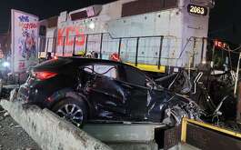 Un automóvil fue embestido por un tren en Monterrey, mientras su conductor salió ileso del accidente.