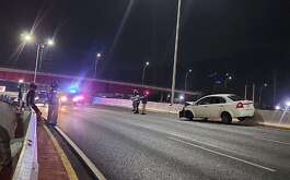 Un conductor chocó su vehículo sobre el paso elevado en avenida Gonzalitos en Monterrey.