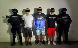 Tres hombres fueron detenidos con 100 dosis de droga en la colonia Nogales de la Sierra en Monterrey.