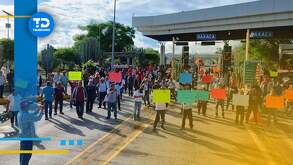 personas bloquean una autopista