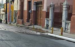 Vecinos del Barrio Antiguo de Monterrey se dijeron preocupados por el desperdicio de agua por las calles de la zona.