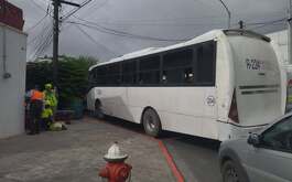 Una mujer fue atropellada por un camión de ruta urbana en la colonia Caracol del municipio de Monterrey.