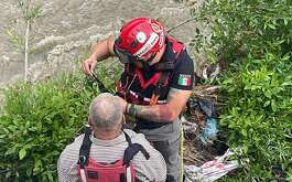 Un hombre fue rescatado luego de ser arrastrado por la corriente en el Arroyo Seco al sur de Monterrey.